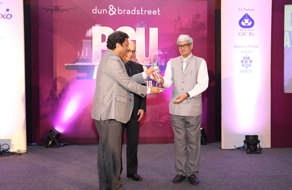 ONGC Director (Exploration) A.K. Dwivedi (left) receiving Dun & Bradstreet Award from Chairman, Prime Minister’s Economic Advisory Council Bibek Debroy (right)