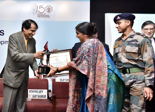 ONGC Director (HR) Dr. Alka Mittal (right) receiving the FICCI award from Union Minister Suresh Prabhu
