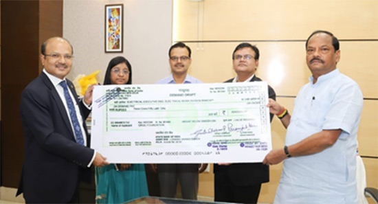 CMD Shashi Shanker presented Rs 3.5 Crore to Chief Minister