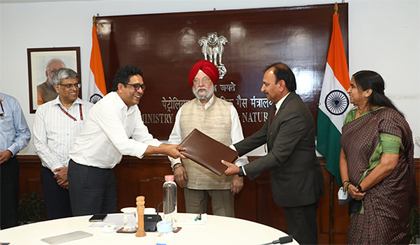 The MoU being exchanged between ONGC Director (Onshore) Anurag Sharma and Greenko CEO & MD Anil Kumar Chalamalasetty, in the presence of Minister Puri, Secretary Jain and ONGC CMD Dr Alka Mittal