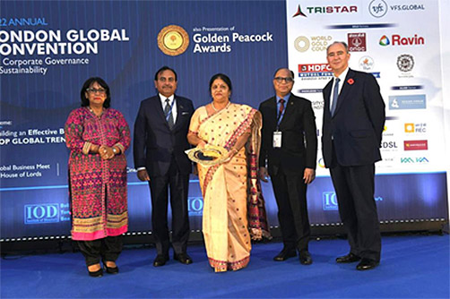 Director (Onshore) Anurag Sharma, Director (Finance) Pomila Jaspal and CRO receiving the award