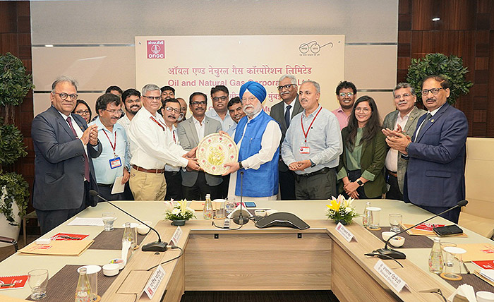 Union Minister presenting a memento to Team ONGC