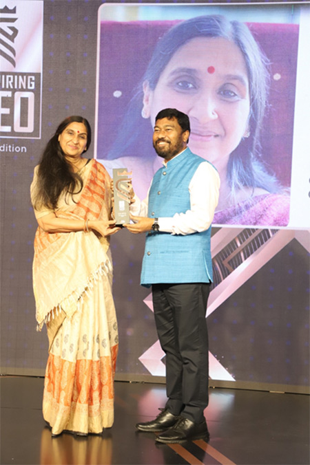 CMD Dr Alka Mittal receiving the “Inspiring CEOs of India” award from the Hon’ble Minister of State, Petroleum and Natural Gas, Rameswar Teli at the ET CEO Conclave 2022 