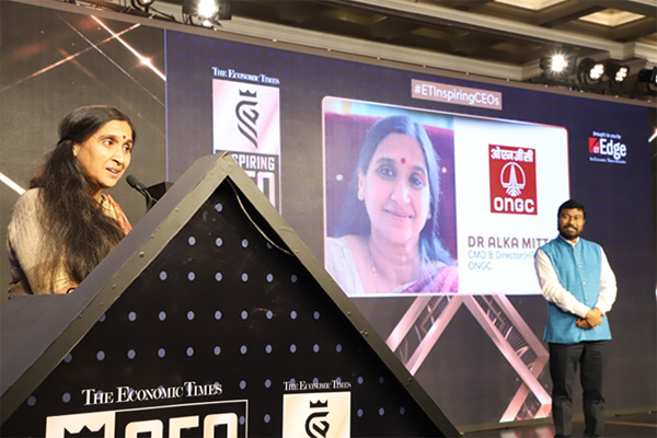 ONGC CMD Dr Alka Mittal delivering her acceptance speech at the ET CEO Conclave 2022 as the Hon’ble Minister of State Rameswar Teli looks on