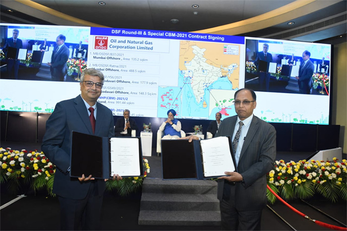 Joint Secretary (Refineries) Sunil Kumar and ONGC CMD RK Srivastava (right) exchanging the signed contracts