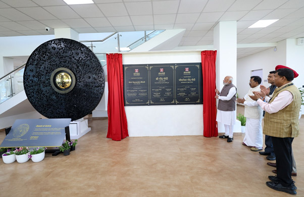 The Prime Minister with the dignitaries at the plaque unveiling ceremony