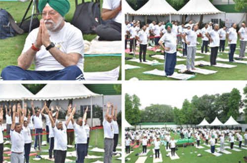 Hon’ble Union Minister of Petroleum and Natural Gas Hardeep Singh Puri performing yoga with other participants at Vigyan Bhawan